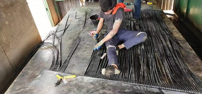 Lokalt Thailand eftersalgsteam leverer on-site stålsnor transportbånd splejsning service til minedrift klient